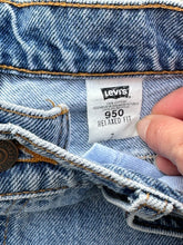 Load image into Gallery viewer, Vintage Levi’s Relaxed Fit Dad Shorts - Size 7
