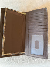 Load image into Gallery viewer, Vintage Camo Wallet
