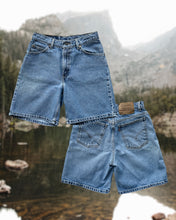 Load image into Gallery viewer, Vintage Levi’s Relaxed Fit Dad Shorts - Size 7
